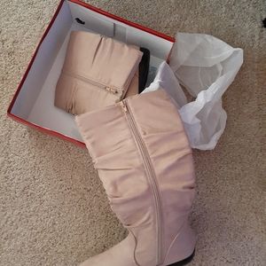 Womans Boots Multiple Sizes